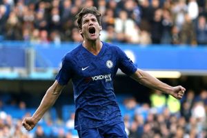 Alonso hits inch-perfect free-kick in training ground stunt