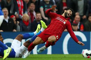 Mohamed Salah avoids serious ankle damage in Liverpool's Leicester win