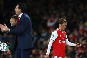 Emery frustrated by Ozil questions after Arsenal edge out Vitoria SC