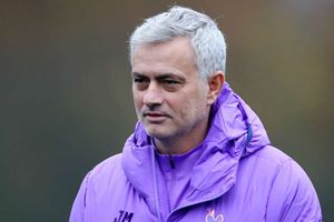Tottenham coach Mourinho denies reports of Arsenal talks
