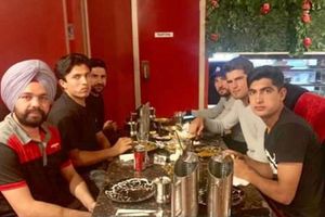 Pakistan cricket players take out Indian cab driver for dinner after the cabbie refuses fare!