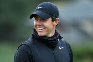 McIlroy birdies the last to lead by one in China