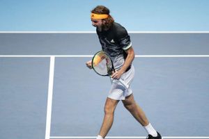 Tsitsipas outclasses wasteful Federer to set up London final