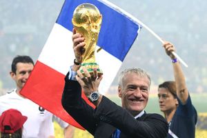 Deschamps signs new deal to lead France in World Cup defence