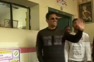 MS Dhoni casts his vote in Ranchi in ongoing Jharkhand Assembly Elections