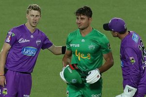 Big Bash League: Stoinis recovers from blow to lead Stars to victory over Hurricanes