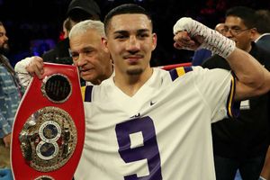 Lopez knocks out Commey to win IBF lightweight title