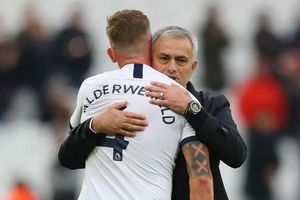 Alderweireld signs new Spurs deal