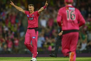 Big Bash League: Superb Curran givers Sixers win in Sydney derby