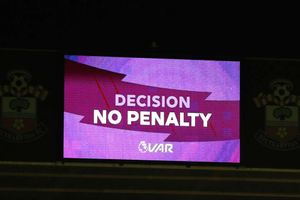 Wenger backs VAR but calls on referees to use pitchside monitors