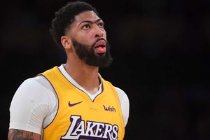 Deadly Davis leads Lakers and salutes LeBron link-up