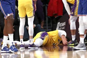 Davis hurt in Lakers' win, Anthony hits game-winner