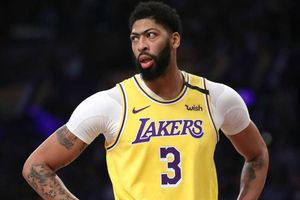 Davis travelling with Lakers after escaping serious injury