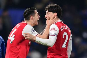 Chelsea 2-2 Arsenal: Bellerin salvages dramatic draw for 10-man Gunners
