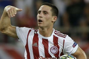 Wolves land Olympiacos winger Podence