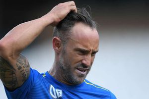 Smith to hold 'robust discussion' with Du Plessis over his future
