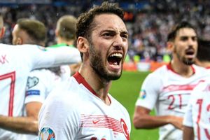 Arsenal consider loan move for AC Milan midfielder Hakan Calhanoglu