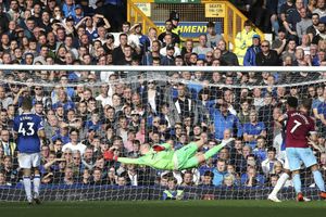 Three goalkeepers Everton should look for if they look to replace their under-performing star