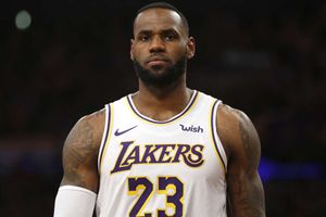 NBA wrap: LeBron lifts Lakers past Suns, Giannis guides Bucks