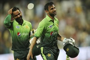 Malik, Hafeez return to Pakistan squad for T20 series against Bangladesh