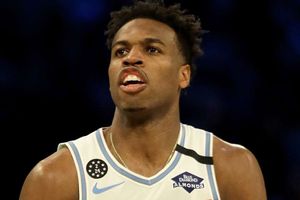Jones edges Gordon in incredible slam dunk contest