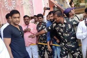 MS Dhoni visits Puttaparthi Sri Sathya Sai Baba temple