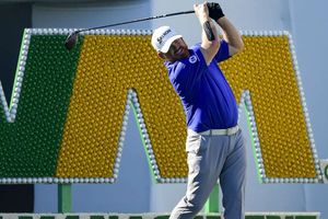 Holmes leapfrogs Clark at Phoenix Open, struggling Spieth misses cut