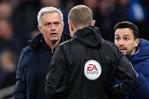 Victorious Mourinho hails Spurs but says Sterling deserved 'clear red card'