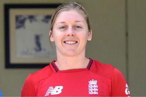 England captain Heather Knight joins NHS as volunteer to fight coronavirus pandemic