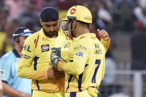 Harbhajan Singh posts images of MS Dhoni and himself to share 'one simple step to tackle coronavirus'