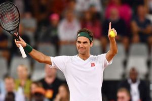 Roger Federer observes social distancing with trick shots in the snow