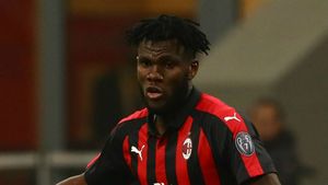 Franck Kessie set to stay at Milan, agent suggests