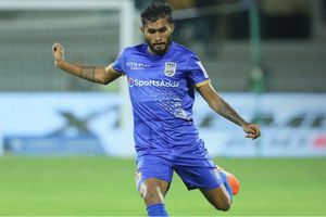 Coronavirus: Mumbai City FC star Subhasish Bose providing meals for daily wage labourers