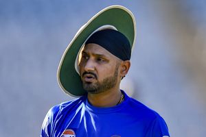 Harbhajan Singh says MS Dhoni was a shy person that he rarely hung out with other players