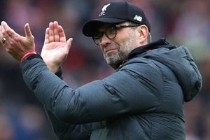 Coronavirus: Klopp dons face covering as Liverpool return to training