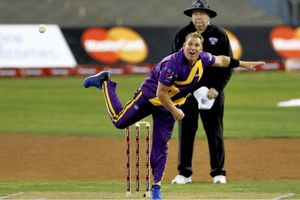 Shane Warne urges Cricket Australia to force states to pick spin bowlers