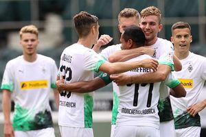 Gladbach hold off Leverkusen to claim final Champions League spot