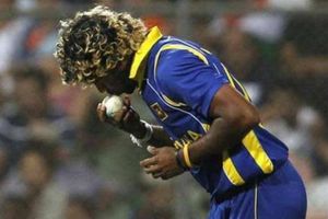 Sachin Tendulkar asks Lasith Malinga to avoid 'kissing the ball' routine
