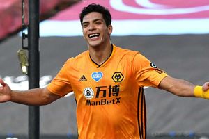 West Ham 0-2 Wolves: Jimenez and Neto strike late to shatter Hammers