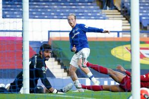 Premier League: Everton 0-0 Liverpool: Davies goes close but derby stalemate holds