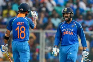 Hello umpire, can you help me to dismiss Virat Kohli, Rohit Sharma! Finch's bizarre plea