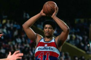 Wes Unseld: Hall of Fame center dies aged 74
