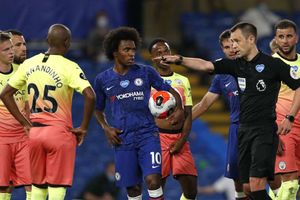 Chelsea 2-1 Manchester City: Pulisic and Willian down 10-man visitors to crown Liverpool