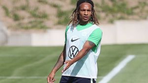 Wolfsburg defender Kevin Mbabu tests positive for COVID-19