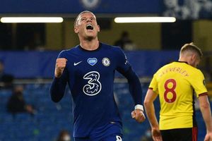 Premier League: Chelsea, Man Utd and Leicester win in battle for top four