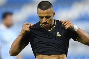 Sanchez a doubt for Europa League semi-final after Inter confirm hamstring injury