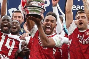 Ljungberg leaves Arsenal to advance coaching career