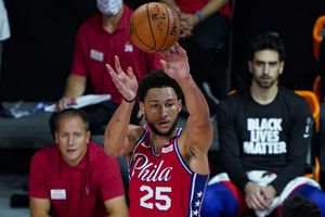 76ers star Simmons dislocated kneecap, facing several weeks out