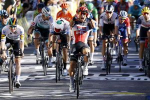 Late Ewan surge seals Tour de France stage three victory