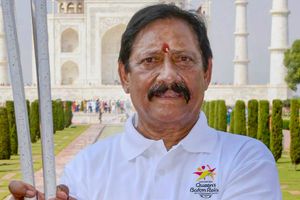 Chetan Chauhan cremated at Garhmukteshwar with state honours